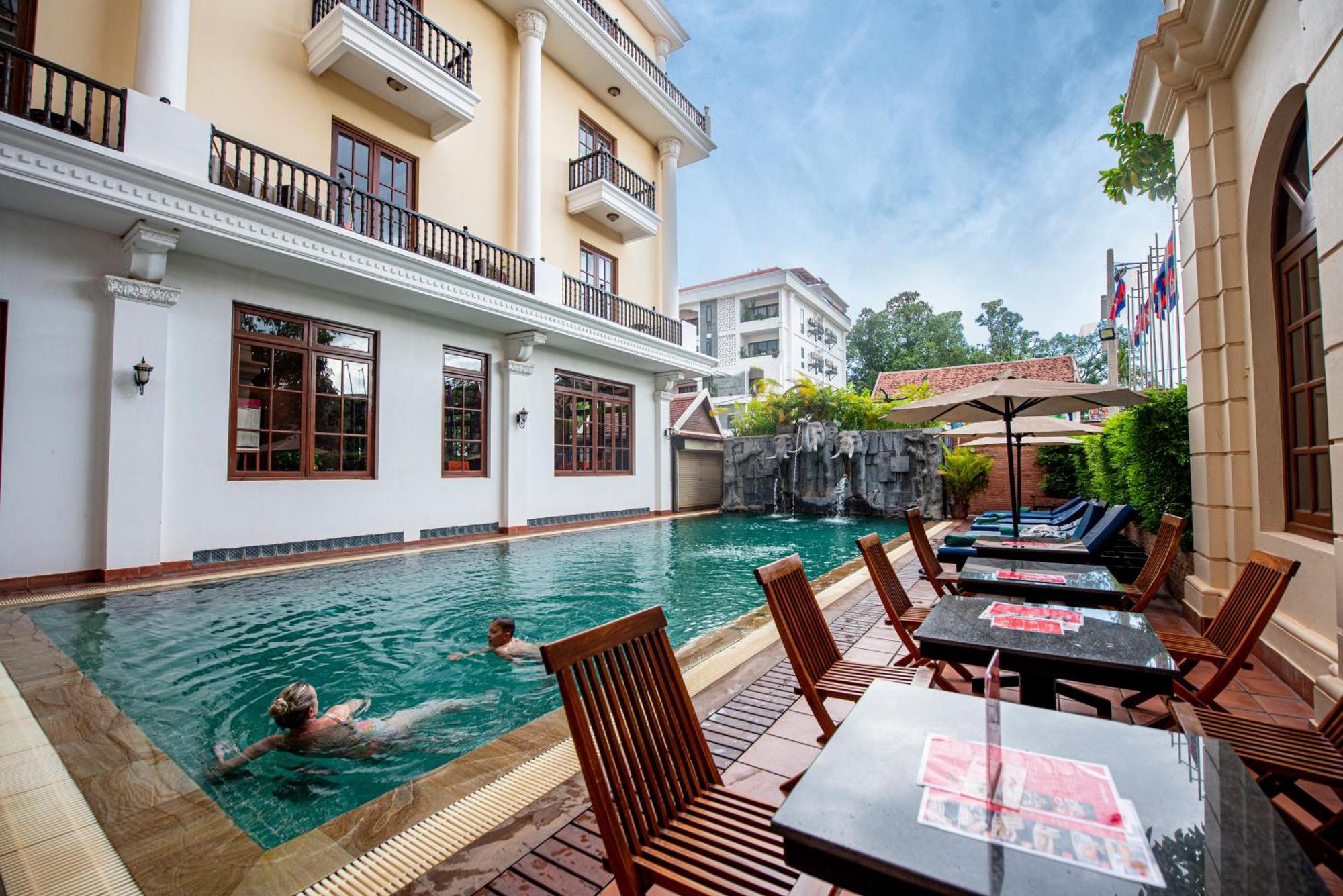 Royal Crown Hotel Siem Reap Exterior photo