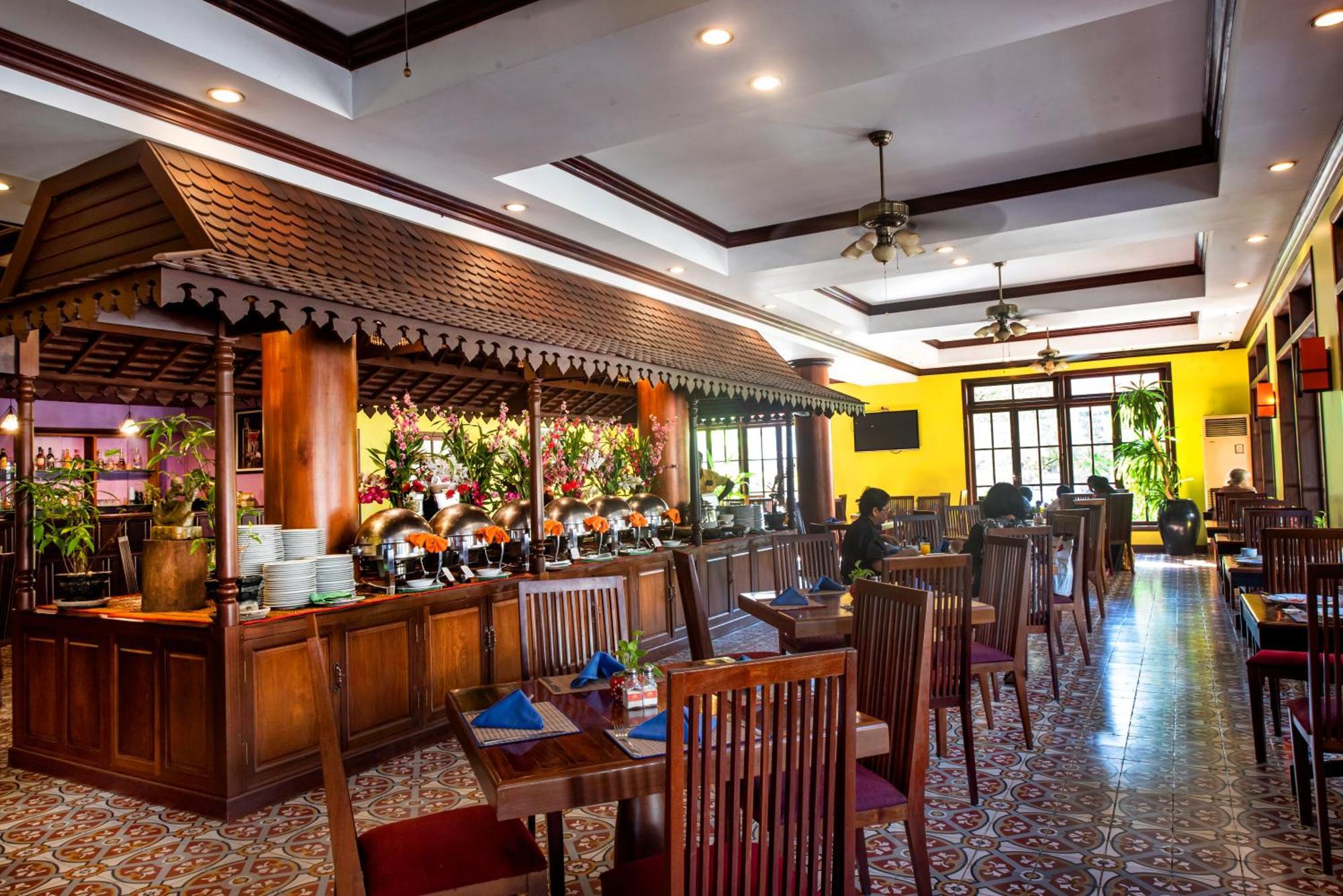 Royal Crown Hotel Siem Reap Exterior photo