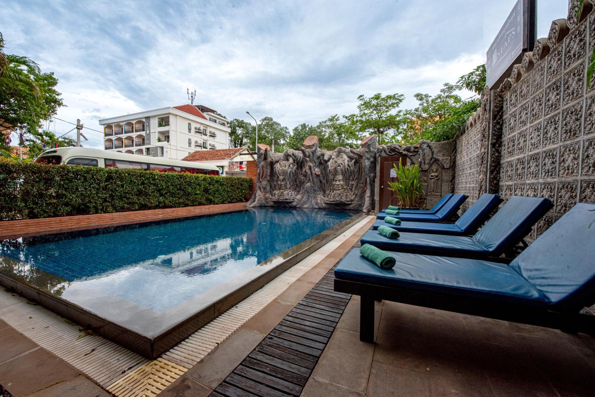 Royal Crown Hotel Siem Reap Exterior photo