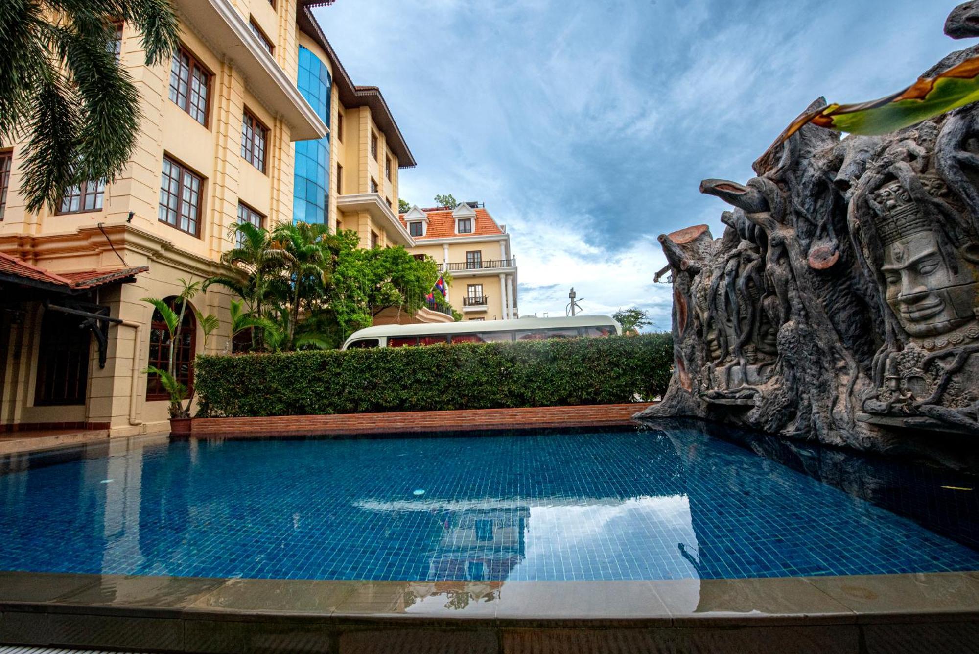 Royal Crown Hotel Siem Reap Exterior photo